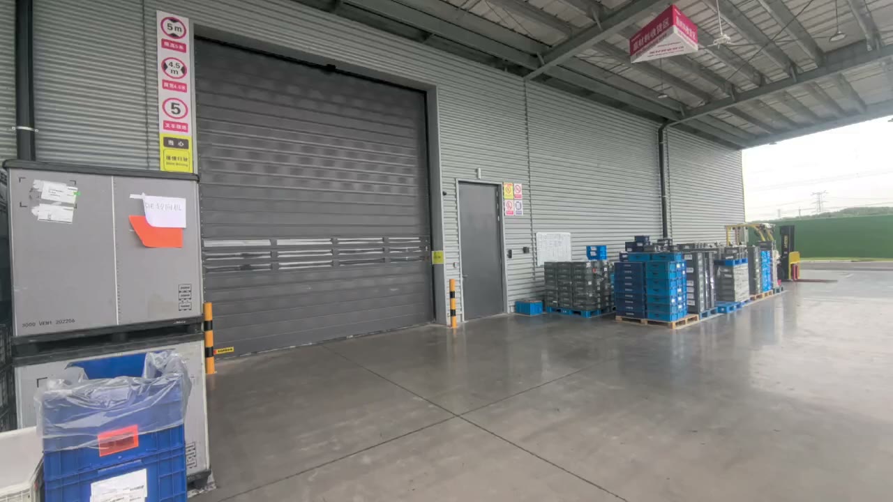 Loading bay with forklift traffic